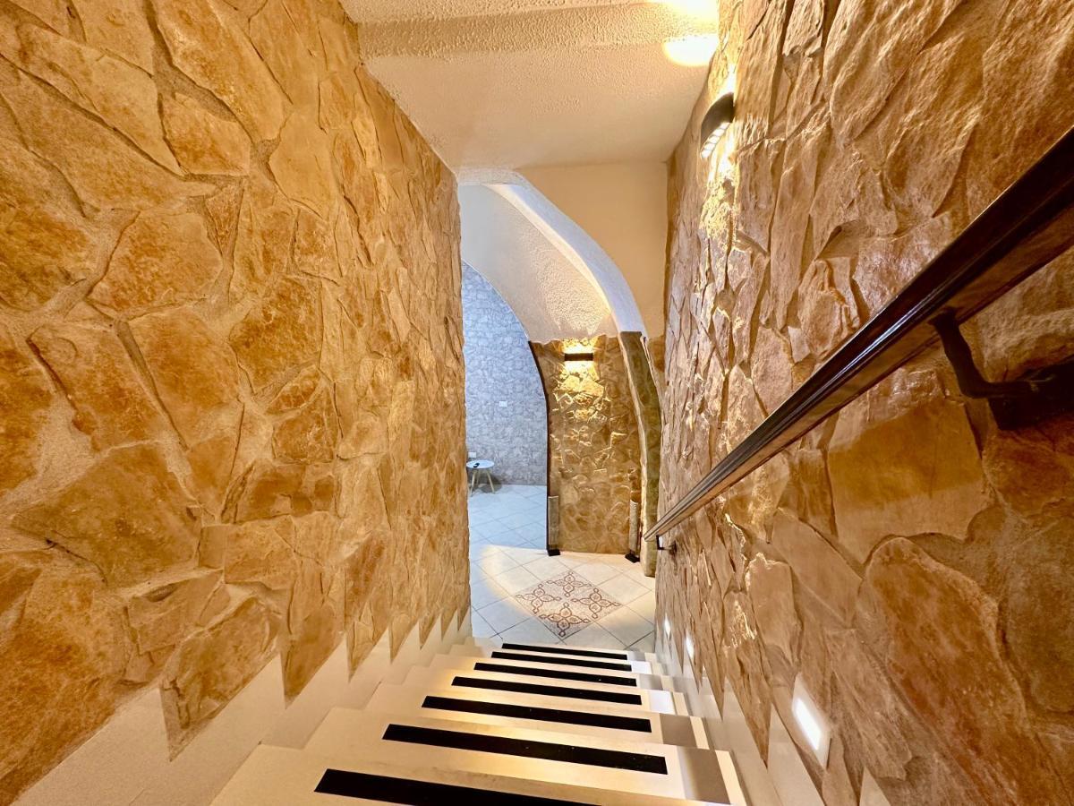 Window In The Stone Naples Hotel ภายนอก รูปภาพ