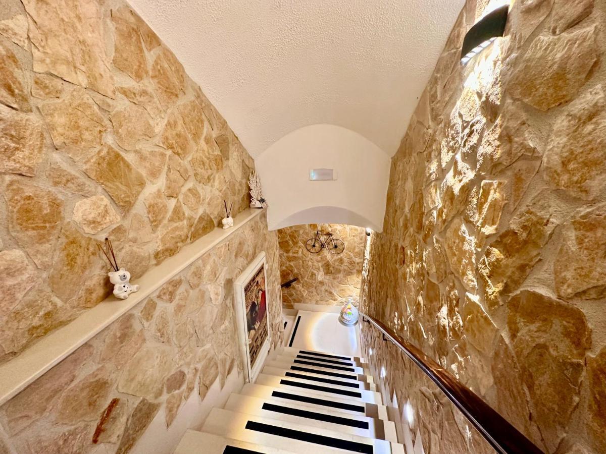 Window In The Stone Naples Hotel ภายนอก รูปภาพ
