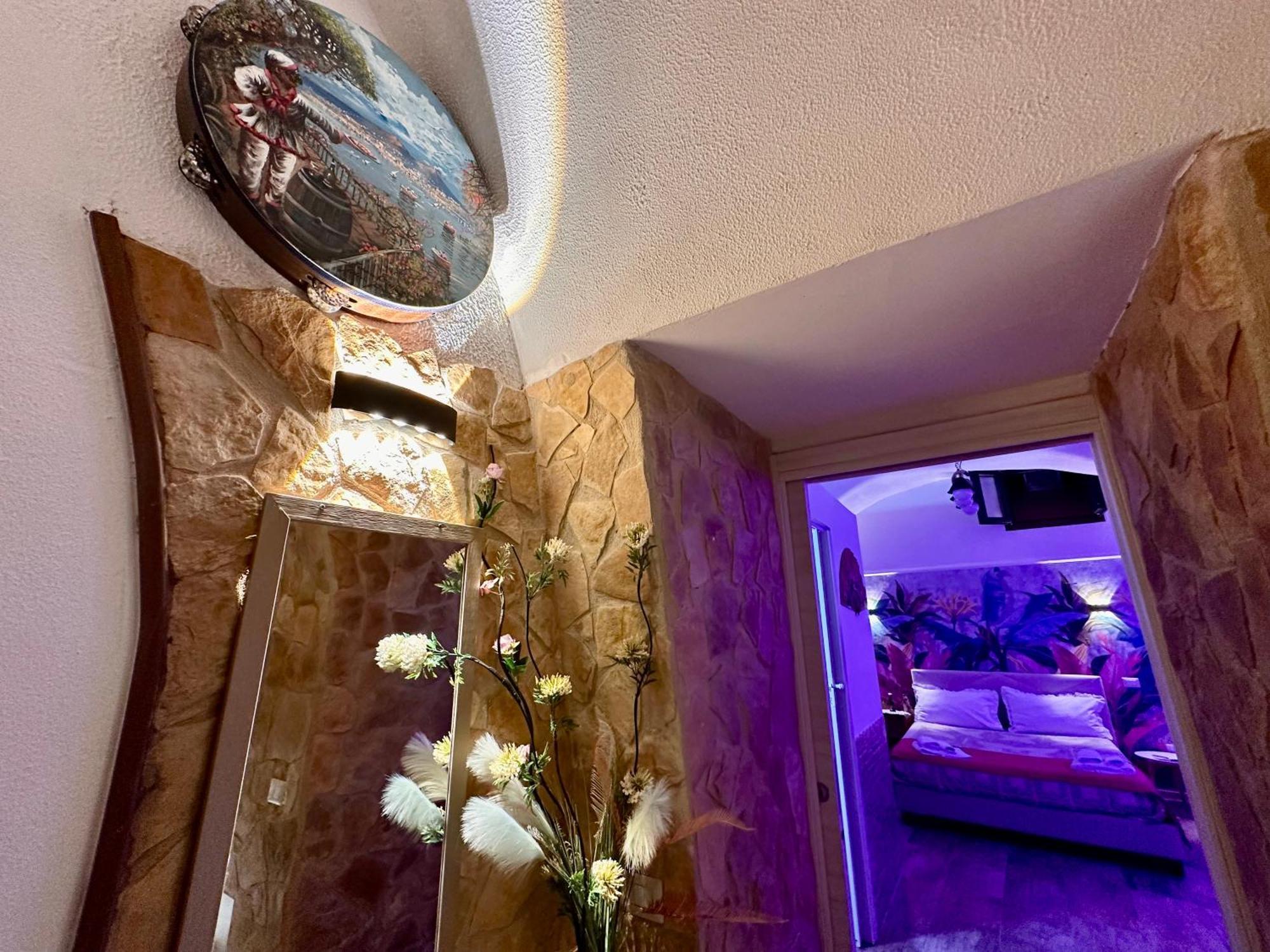 Window In The Stone Naples Hotel ภายนอก รูปภาพ