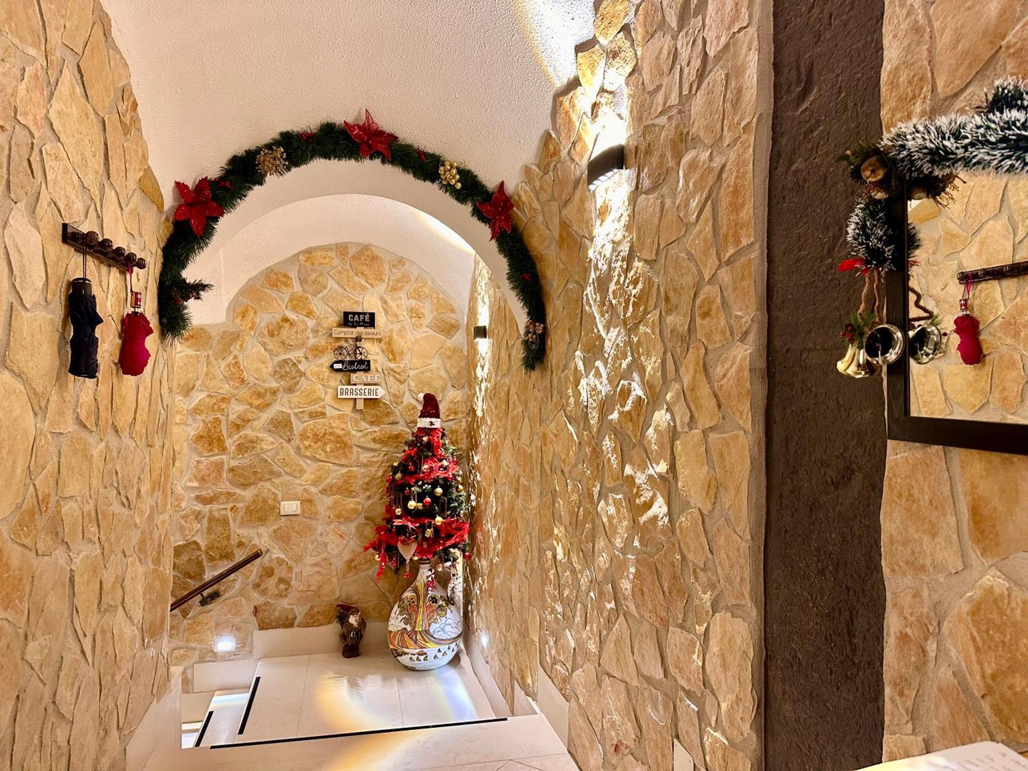 Window In The Stone Naples Hotel ภายนอก รูปภาพ