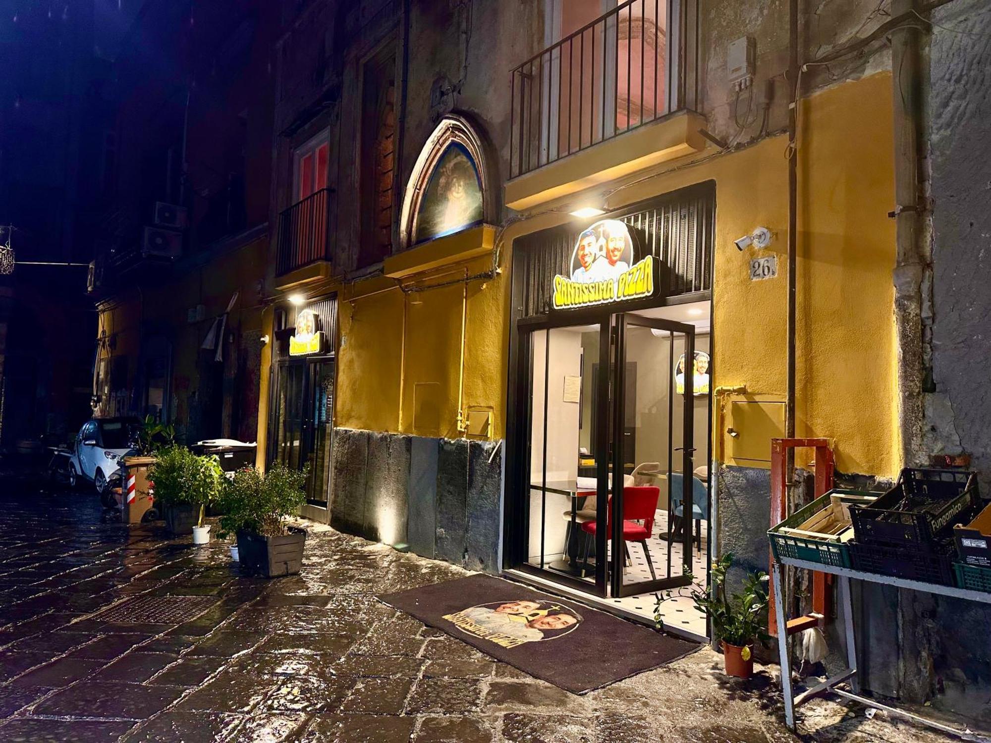 Window In The Stone Naples Hotel ภายนอก รูปภาพ