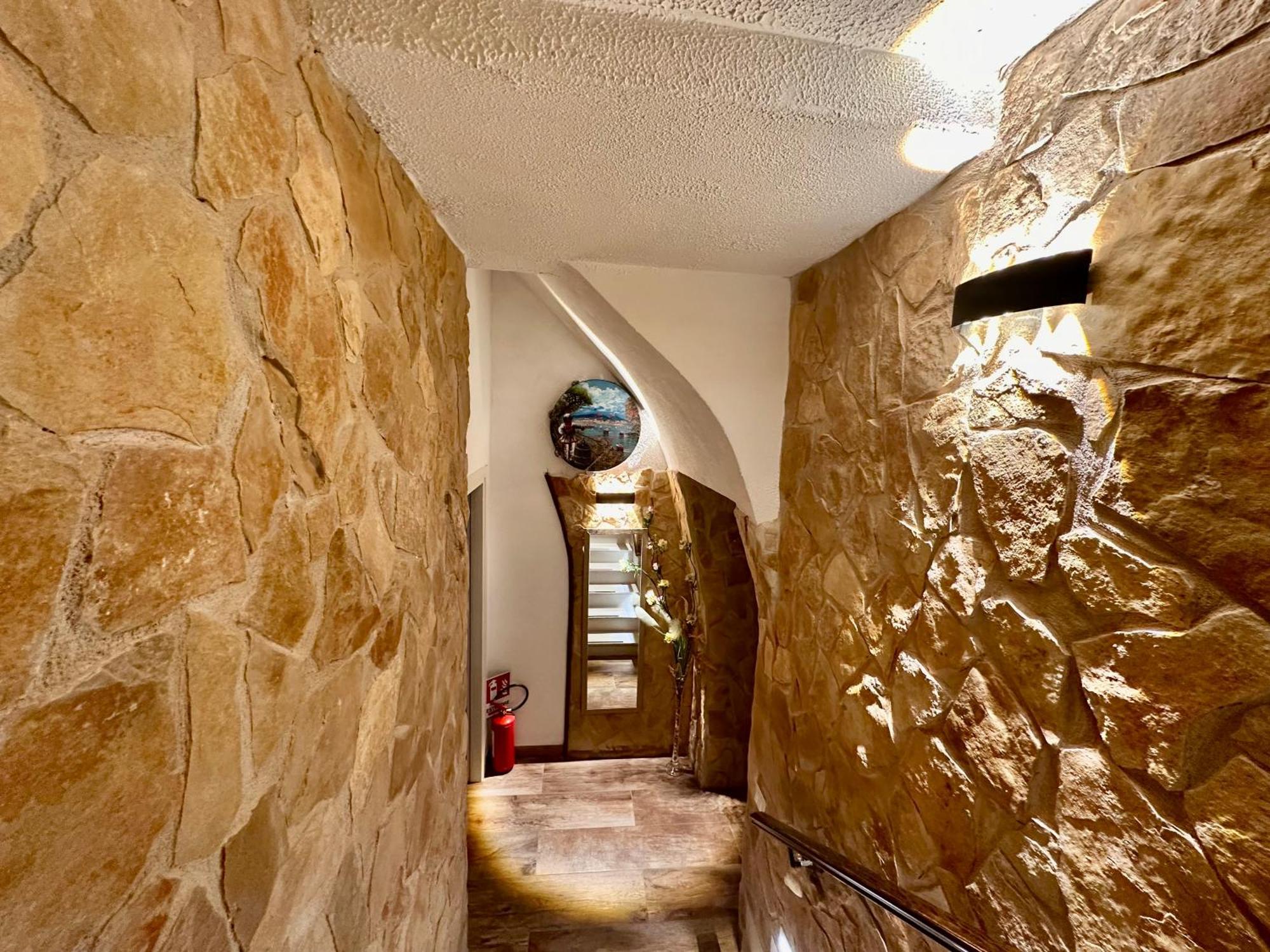 Window In The Stone Naples Hotel ภายนอก รูปภาพ