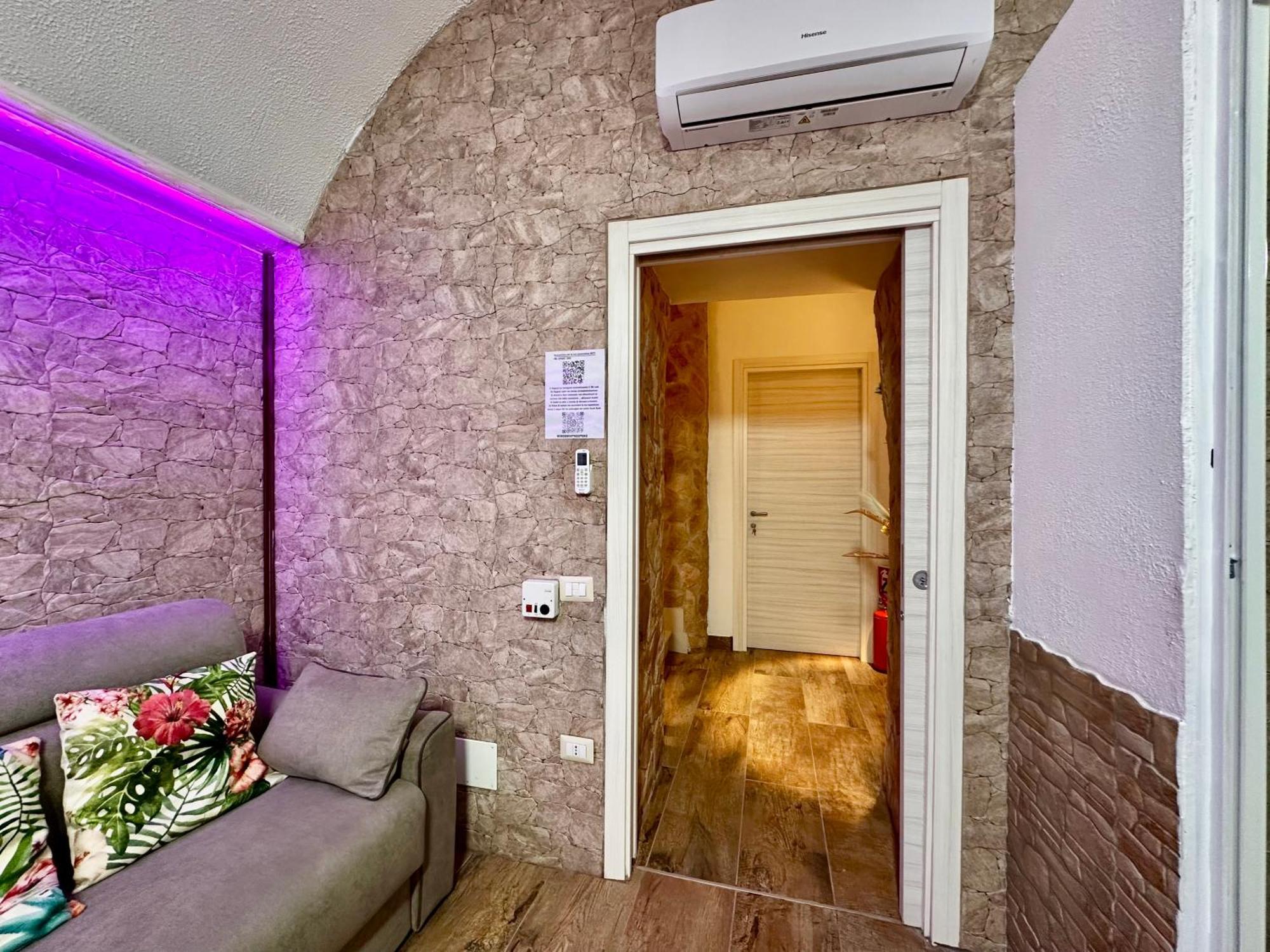 Window In The Stone Naples Hotel ภายนอก รูปภาพ