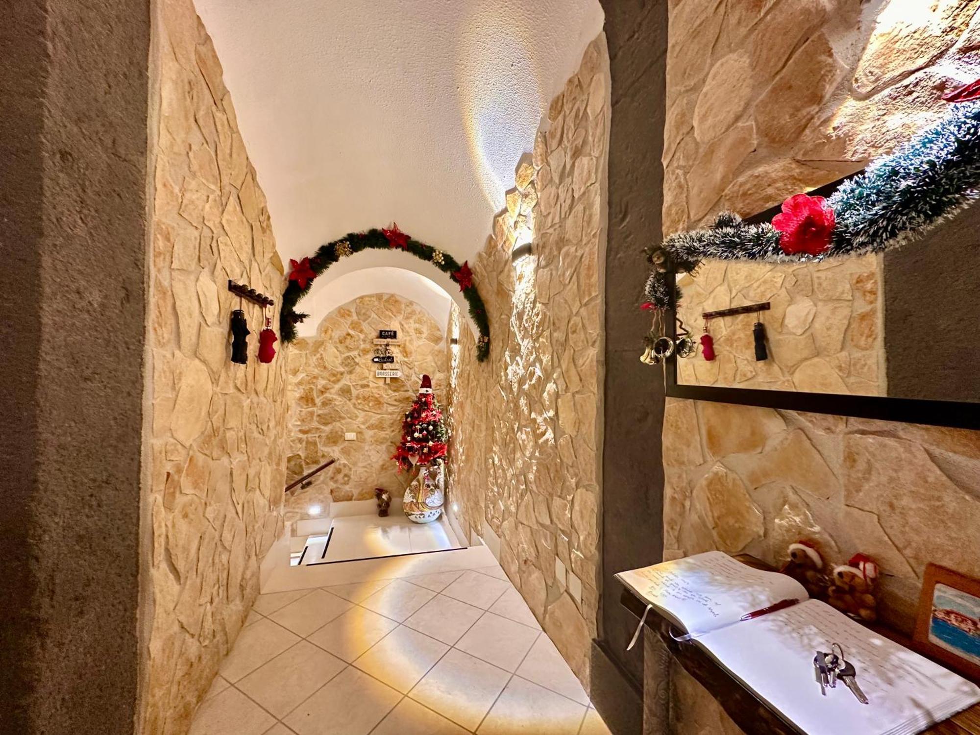 Window In The Stone Naples Hotel ภายนอก รูปภาพ