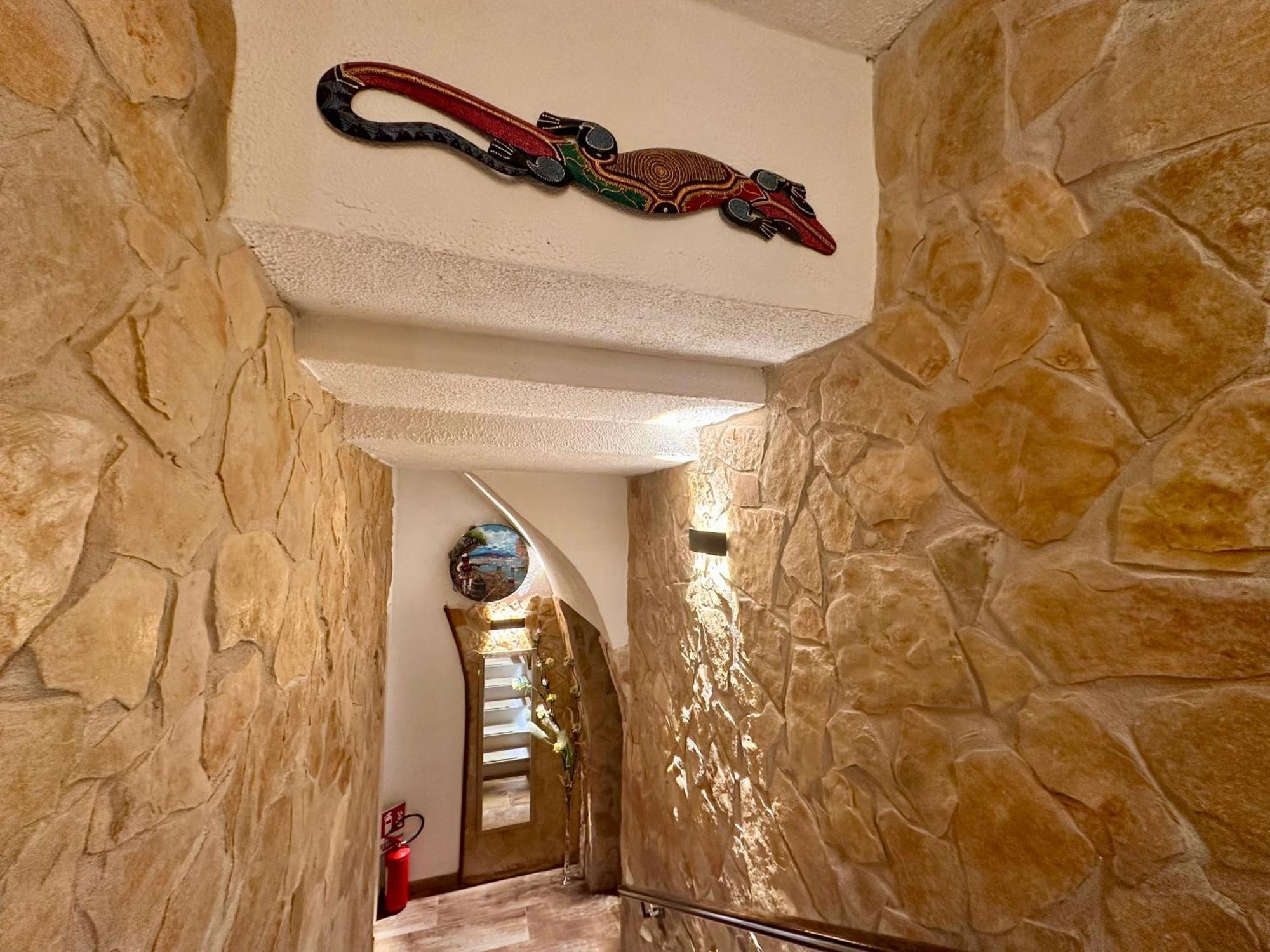 Window In The Stone Naples Hotel ภายนอก รูปภาพ