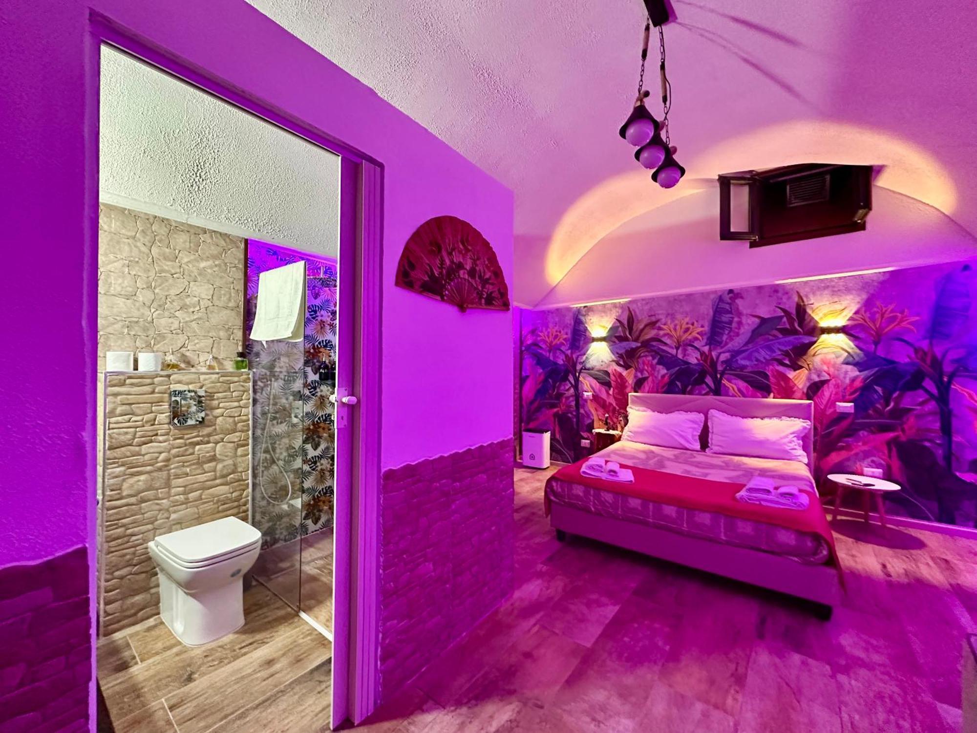 Window In The Stone Naples Hotel ภายนอก รูปภาพ