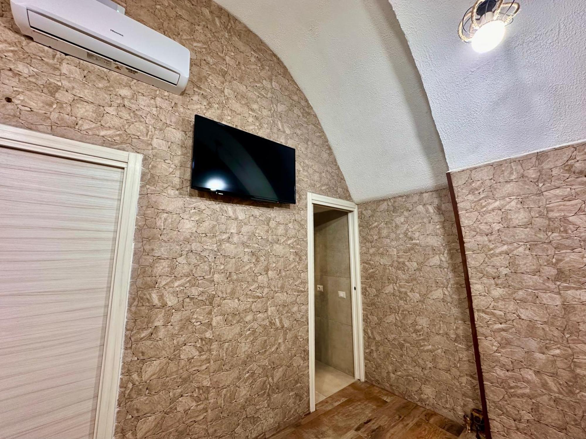 Window In The Stone Naples Hotel ภายนอก รูปภาพ