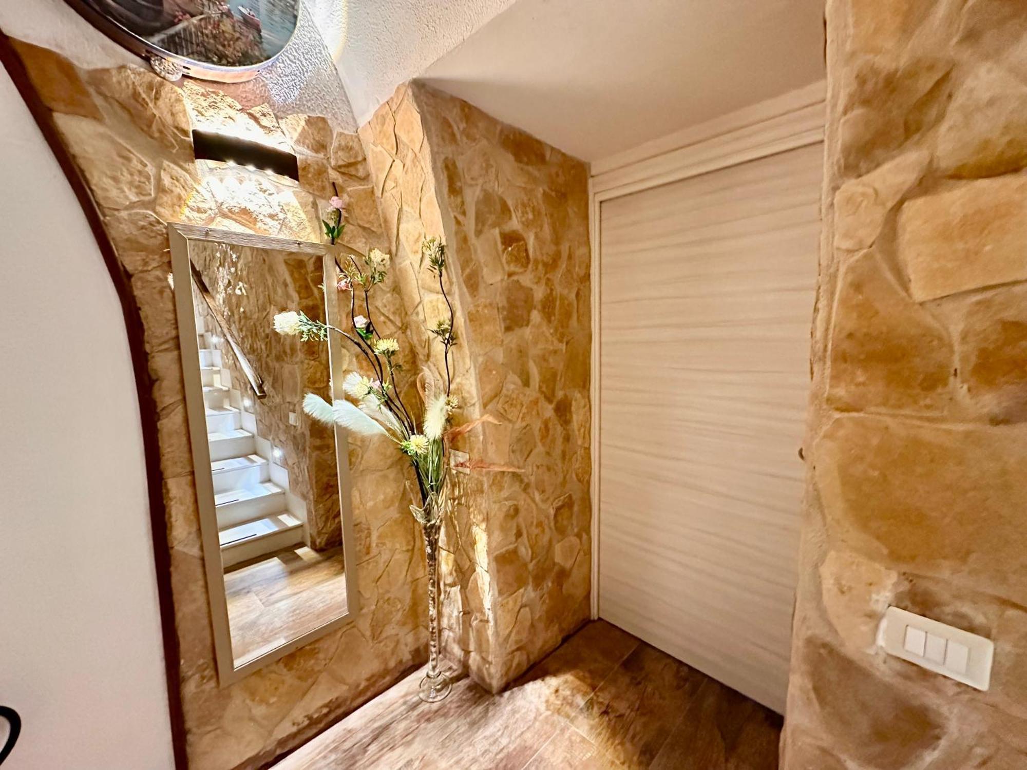 Window In The Stone Naples Hotel ภายนอก รูปภาพ