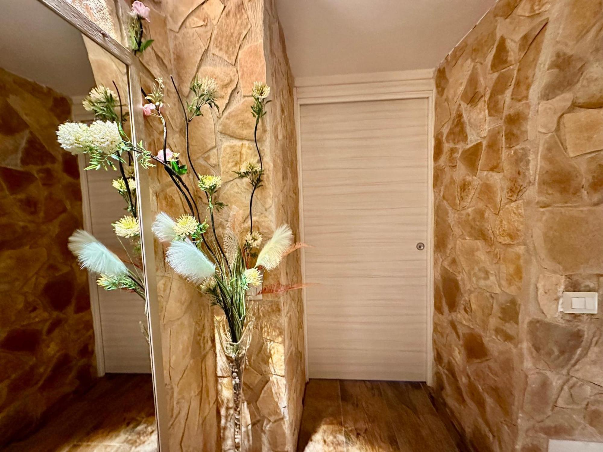 Window In The Stone Naples Hotel ภายนอก รูปภาพ