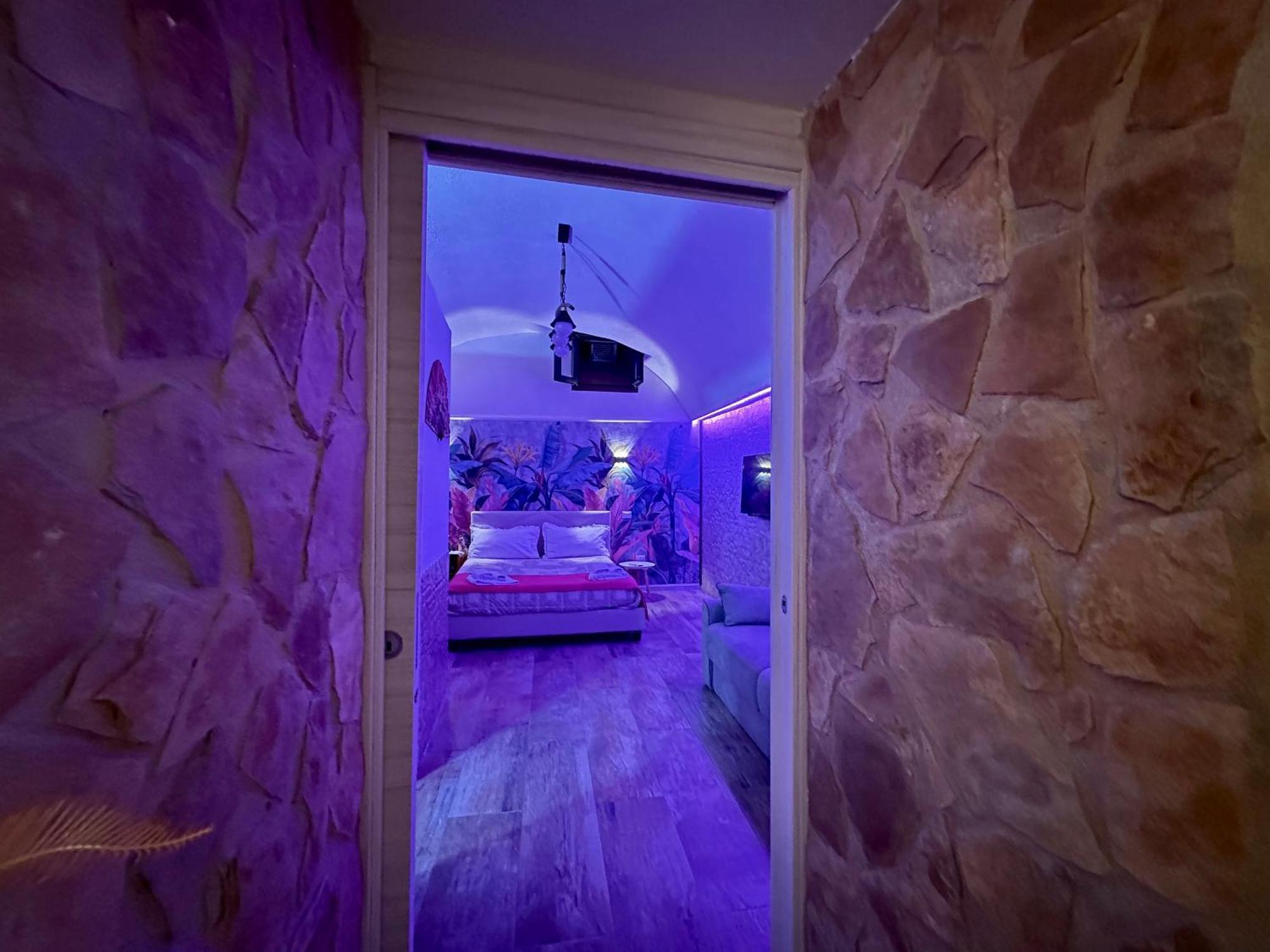 Window In The Stone Naples Hotel ภายนอก รูปภาพ
