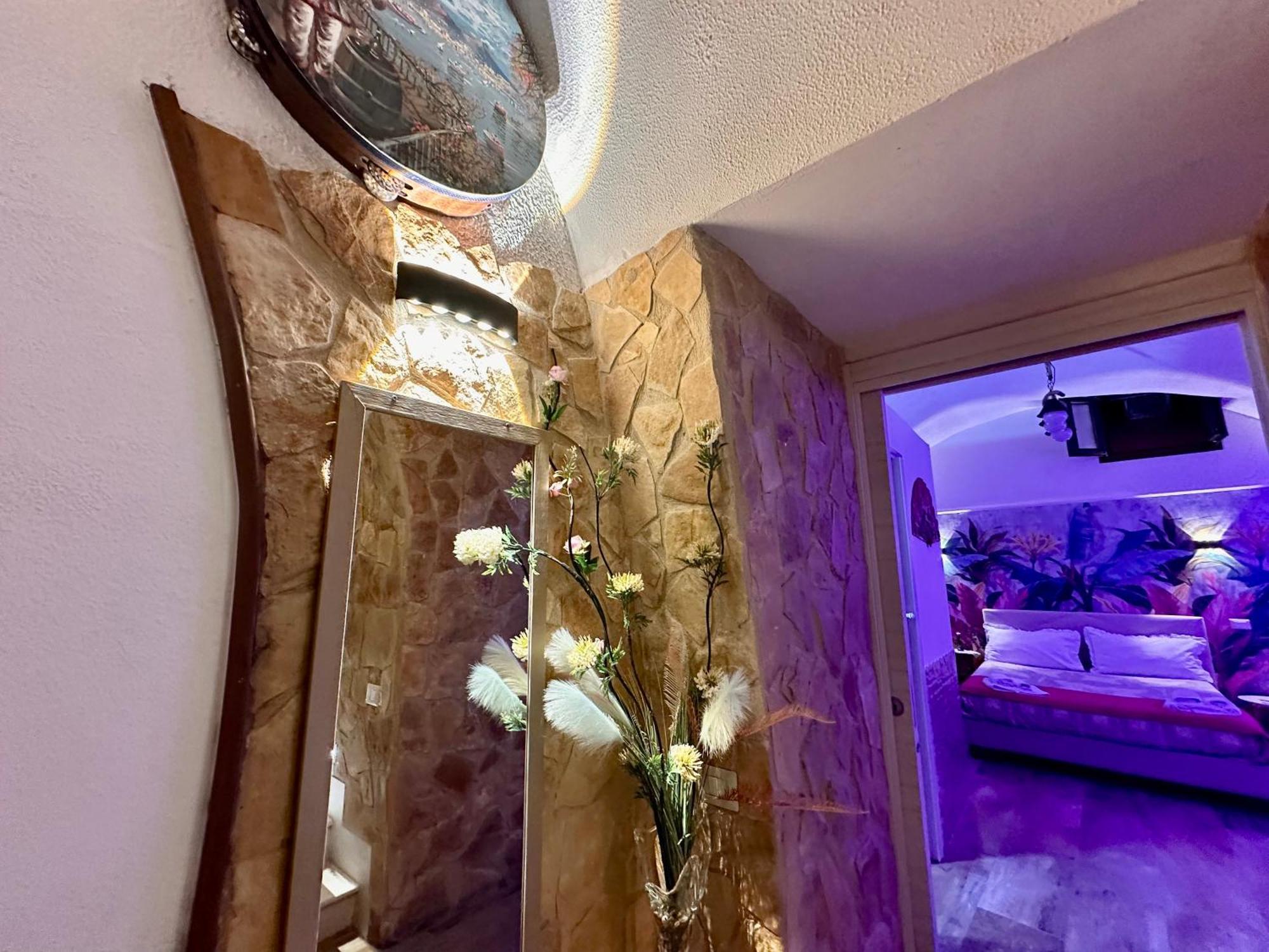 Window In The Stone Naples Hotel ภายนอก รูปภาพ