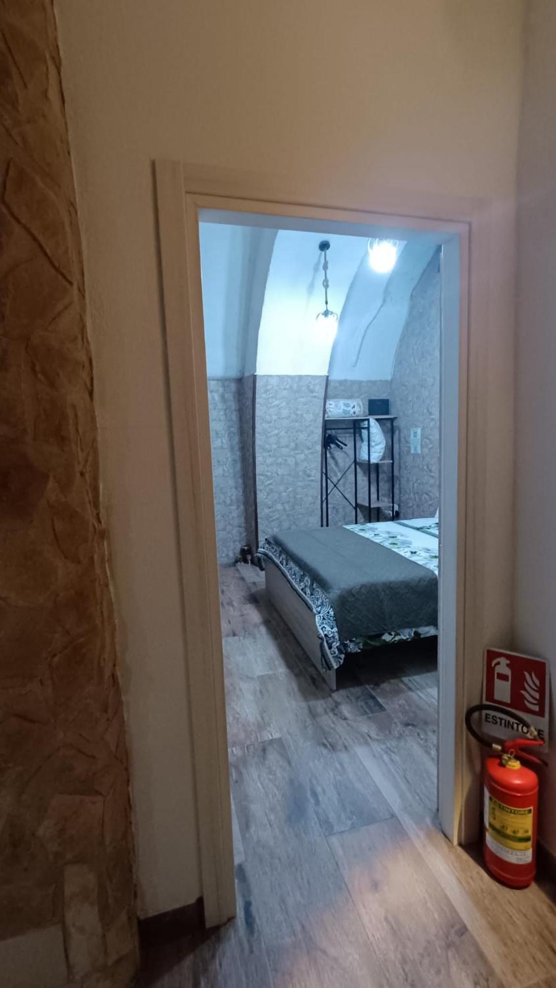 Window In The Stone Naples Hotel ภายนอก รูปภาพ